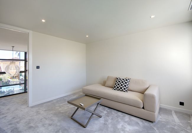 Villa à Empuriabrava - PENI LUXUEUSE VILLA CANAL PENI, 4CH,PISCINE, AMARRE 25m,WIFI Villa à Empuriabrava - PENI LUXUEUSE VILLA CANAL PENI, 4CH,PISCINE, AMARRE 25m,WIFI