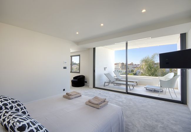 Villa à Empuriabrava - PENI LUXUEUSE VILLA CANAL PENI, 4CH,PISCINE, AMARRE 25m,WIFI Villa à Empuriabrava - PENI LUXUEUSE VILLA CANAL PENI, 4CH,PISCINE, AMARRE 25m,WIFI