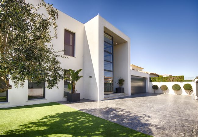 Villa à Empuriabrava - PENI LUXUEUSE VILLA CANAL PENI, 4CH,PISCINE, AMARRE 25m,WIFI Villa à Empuriabrava - PENI LUXUEUSE VILLA CANAL PENI, 4CH,PISCINE, AMARRE 25m,WIFI