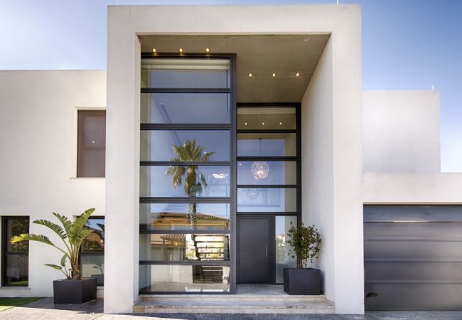 Villa à Empuriabrava - PENI LUXUEUSE VILLA CANAL PENI, 4CH,PISCINE, AMARRE 25m,WIFI Villa à Empuriabrava - PENI LUXUEUSE VILLA CANAL PENI, 4CH,PISCINE, AMARRE 25m,WIFI