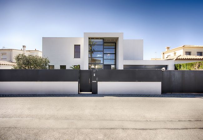 Villa à Empuriabrava - PENI LUXUEUSE VILLA CANAL PENI, 4CH,PISCINE, AMARRE 25m,WIFI Villa à Empuriabrava - PENI LUXUEUSE VILLA CANAL PENI, 4CH,PISCINE, AMARRE 25m,WIFI