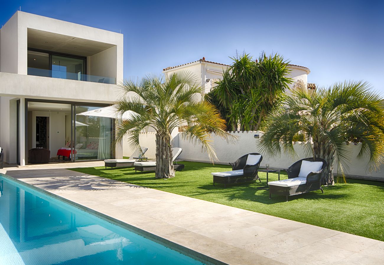 Villa à Empuriabrava - PENI LUXUEUSE VILLA CANAL PENI, 4CH,PISCINE, AMARRE 25m,WIFI