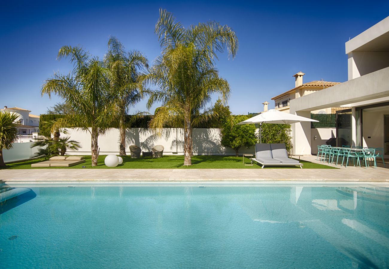 Villa à Empuriabrava - PENI LUXUEUSE VILLA CANAL PENI, 4CH,PISCINE, AMARRE 25m,WIFI