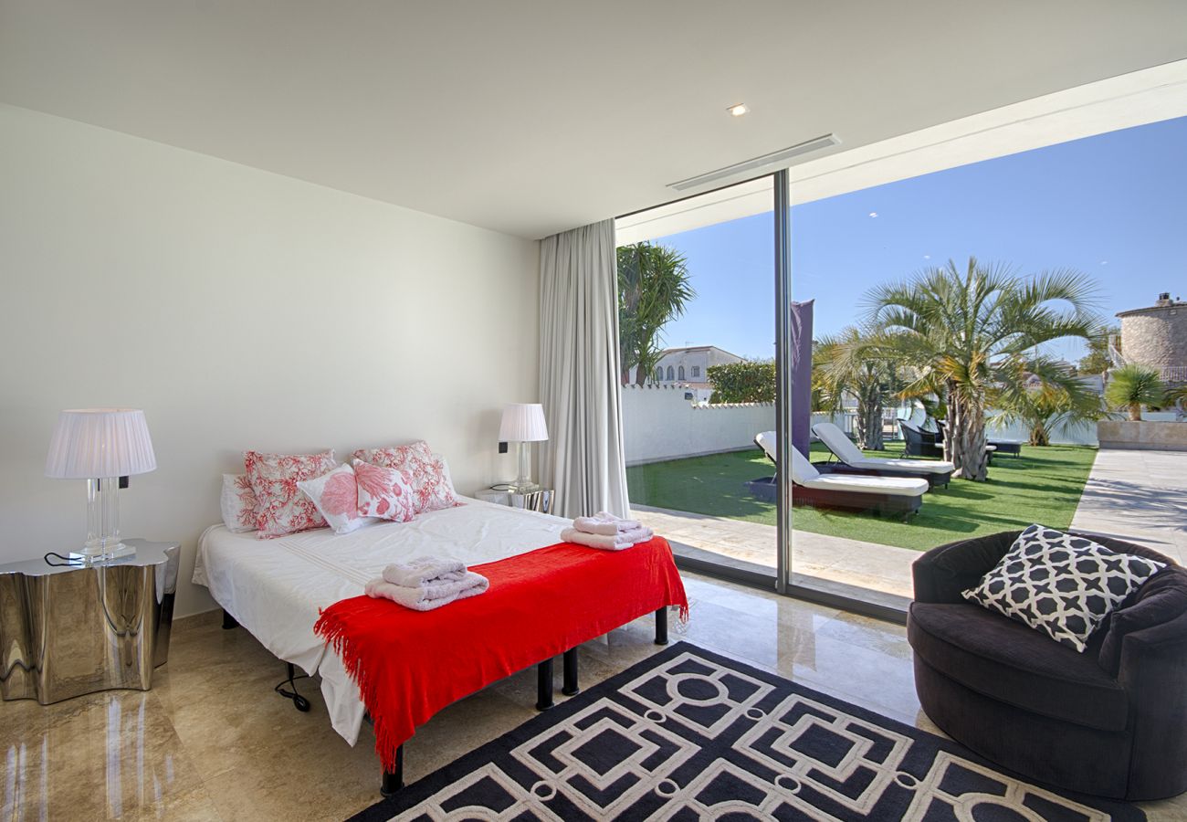 Villa à Empuriabrava - PENI LUXUEUSE VILLA CANAL PENI, 4CH,PISCINE, AMARRE 25m,WIFI