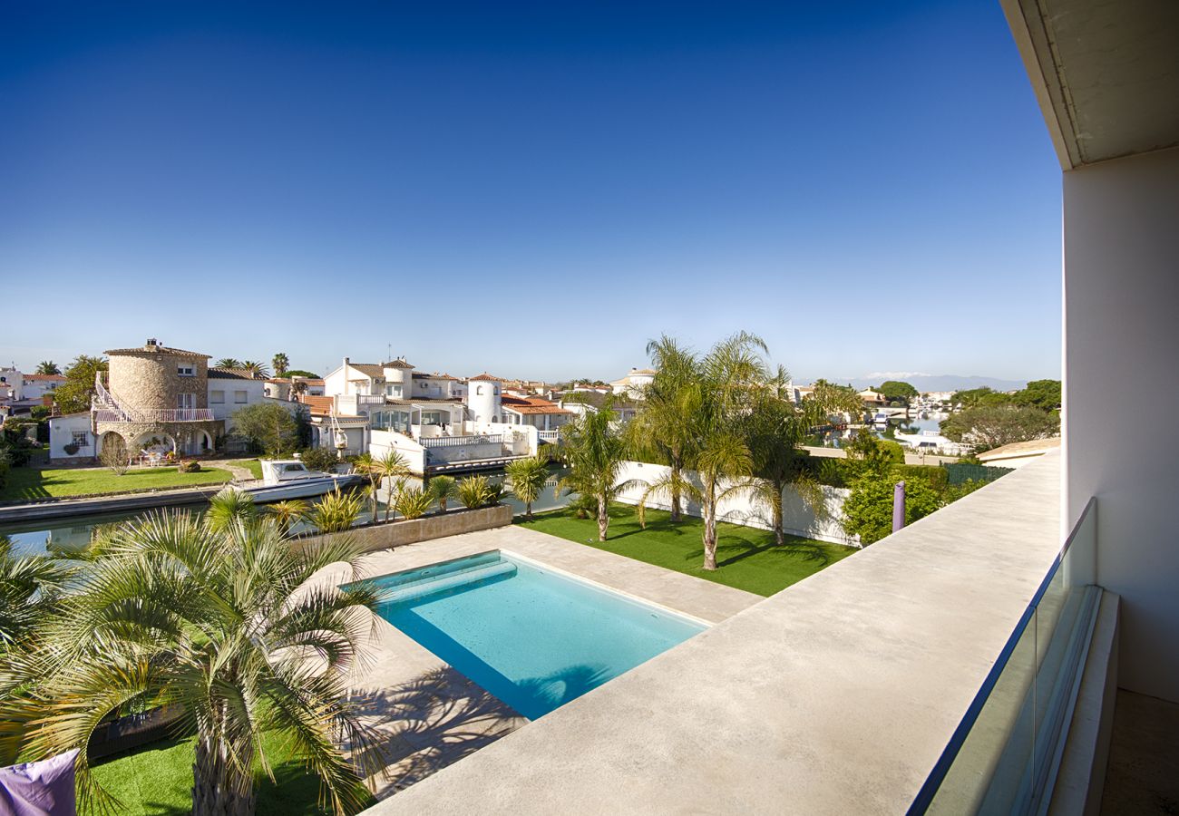 Villa à Empuriabrava - PENI LUXUEUSE VILLA CANAL PENI, 4CH,PISCINE, AMARRE 25m,WIFI