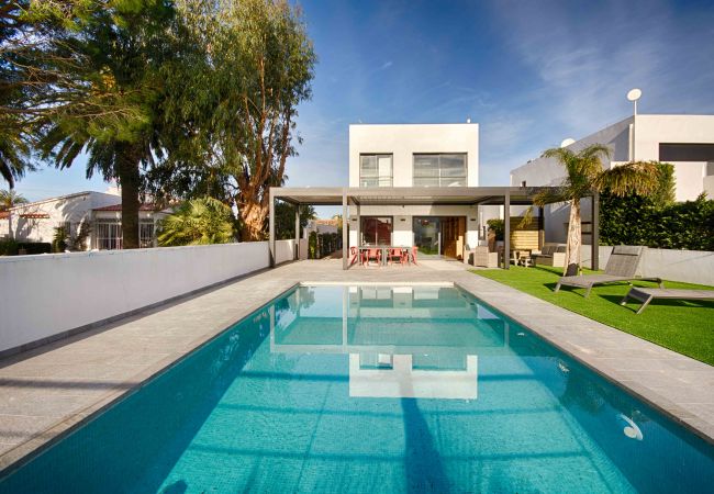 Villa à Empuriabrava - TER SUPERBE VILLA CANAL TER, PISCINE ,AMARRE,PARKING,WIFI Villa à Empuriabrava - TER SUPERBE VILLA CANAL TER, PISCINE ,AMARRE,PARKING,WIFI