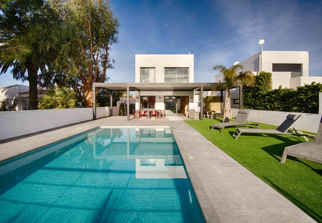 Villa à Empuriabrava - TER SUPERBE VILLA CANAL TER, PISCINE ,AMARRE,PARKING,WIFI Villa à Empuriabrava - TER SUPERBE VILLA CANAL TER, PISCINE ,AMARRE,PARKING,WIFI