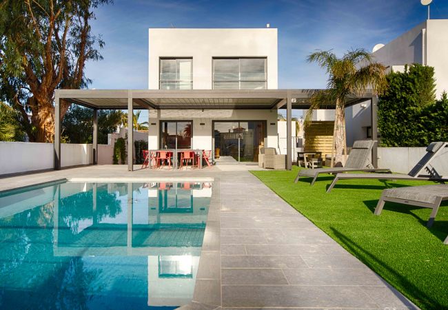 Villa à Empuriabrava - TER SUPERBE VILLA CANAL TER, PISCINE ,AMARRE,PARKING,WIFI Villa à Empuriabrava - TER SUPERBE VILLA CANAL TER, PISCINE ,AMARRE,PARKING,WIFI