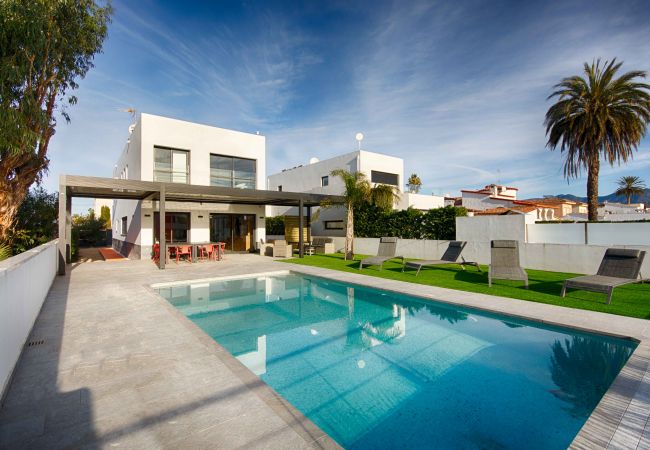 Villa à Empuriabrava - TER SUPERBE VILLA CANAL TER, PISCINE ,AMARRE,PARKING,WIFI Villa à Empuriabrava - TER SUPERBE VILLA CANAL TER, PISCINE ,AMARRE,PARKING,WIFI