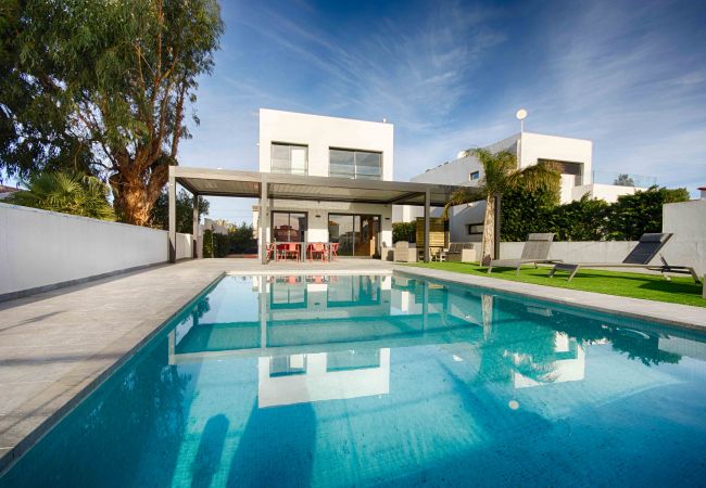 Villa à Empuriabrava - TER SUPERBE VILLA CANAL TER, PISCINE ,AMARRE,PARKING,WIFI Villa à Empuriabrava - TER SUPERBE VILLA CANAL TER, PISCINE ,AMARRE,PARKING,WIFI