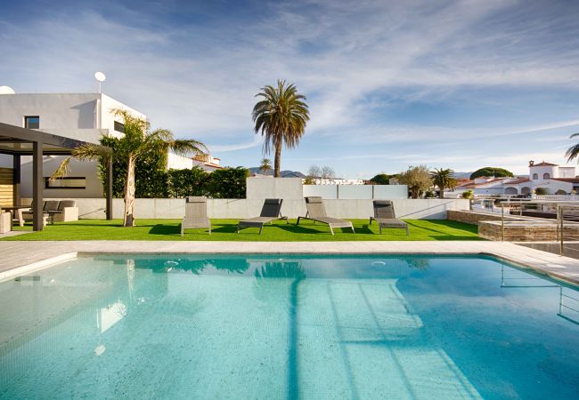 Villa à Empuriabrava - TER SUPERBE VILLA CANAL TER, PISCINE ,AMARRE,PARKING,WIFI Villa à Empuriabrava - TER SUPERBE VILLA CANAL TER, PISCINE ,AMARRE,PARKING,WIFI