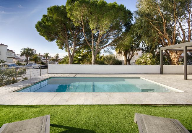 Villa à Empuriabrava - TER SUPERBE VILLA CANAL TER, PISCINE ,AMARRE,PARKING,WIFI Villa à Empuriabrava - TER SUPERBE VILLA CANAL TER, PISCINE ,AMARRE,PARKING,WIFI