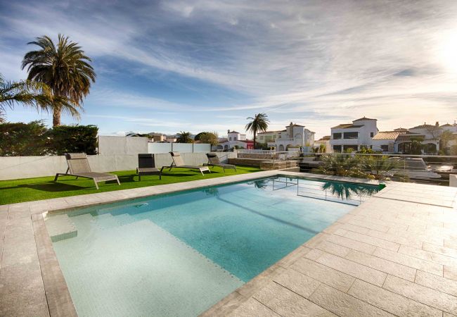 Villa à Empuriabrava - TER SUPERBE VILLA CANAL TER, PISCINE ,AMARRE,PARKING,WIFI Villa à Empuriabrava - TER SUPERBE VILLA CANAL TER, PISCINE ,AMARRE,PARKING,WIFI