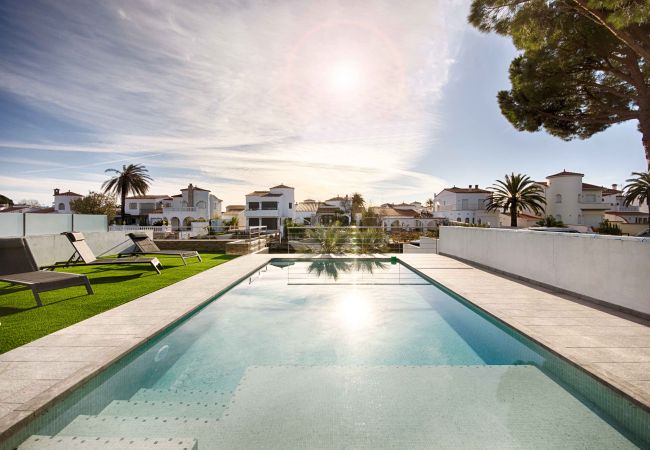Villa à Empuriabrava - TER SUPERBE VILLA CANAL TER, PISCINE ,AMARRE,PARKING,WIFI Villa à Empuriabrava - TER SUPERBE VILLA CANAL TER, PISCINE ,AMARRE,PARKING,WIFI