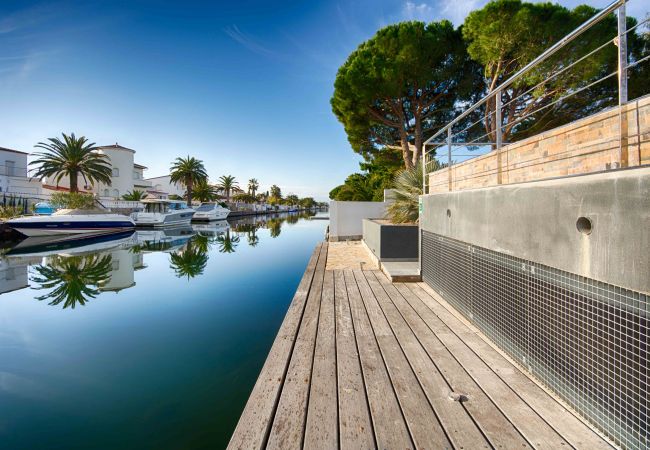 Villa à Empuriabrava - TER SUPERBE VILLA CANAL TER, PISCINE ,AMARRE,PARKING,WIFI Villa à Empuriabrava - TER SUPERBE VILLA CANAL TER, PISCINE ,AMARRE,PARKING,WIFI