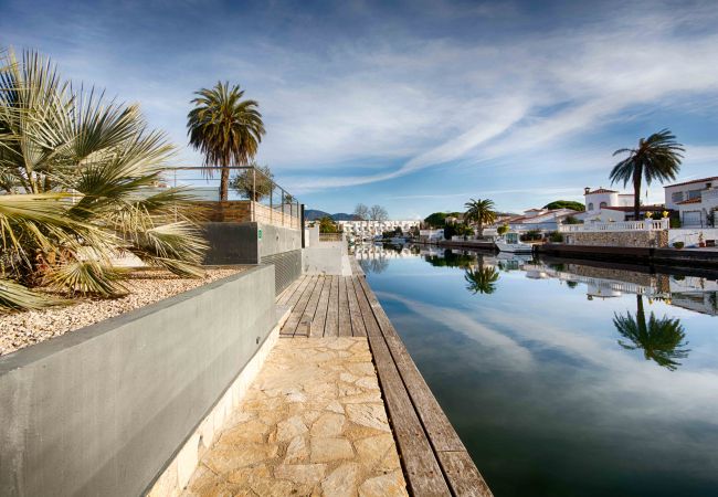 Villa à Empuriabrava - TER SUPERBE VILLA CANAL TER, PISCINE ,AMARRE,PARKING,WIFI Villa à Empuriabrava - TER SUPERBE VILLA CANAL TER, PISCINE ,AMARRE,PARKING,WIFI