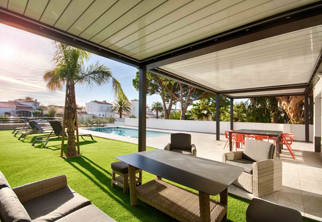 Villa à Empuriabrava - TER SUPERBE VILLA CANAL TER, PISCINE ,AMARRE,PARKING,WIFI Villa à Empuriabrava - TER SUPERBE VILLA CANAL TER, PISCINE ,AMARRE,PARKING,WIFI
