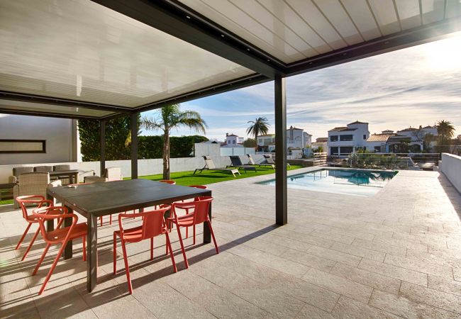 Villa à Empuriabrava - TER SUPERBE VILLA CANAL TER, PISCINE ,AMARRE,PARKING,WIFI Villa à Empuriabrava - TER SUPERBE VILLA CANAL TER, PISCINE ,AMARRE,PARKING,WIFI