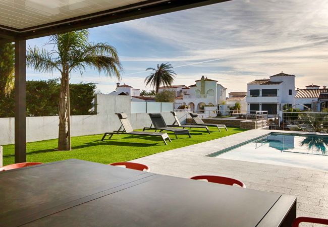 Villa à Empuriabrava - TER SUPERBE VILLA CANAL TER, PISCINE ,AMARRE,PARKING,WIFI Villa à Empuriabrava - TER SUPERBE VILLA CANAL TER, PISCINE ,AMARRE,PARKING,WIFI