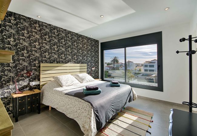 Villa à Empuriabrava - TER SUPERBE VILLA CANAL TER, PISCINE ,AMARRE,PARKING,WIFI Villa à Empuriabrava - TER SUPERBE VILLA CANAL TER, PISCINE ,AMARRE,PARKING,WIFI