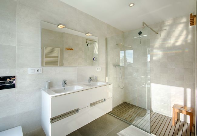 Villa à Empuriabrava - TER SUPERBE VILLA CANAL TER, PISCINE ,AMARRE,PARKING,WIFI Villa à Empuriabrava - TER SUPERBE VILLA CANAL TER, PISCINE ,AMARRE,PARKING,WIFI
