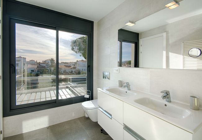 Villa à Empuriabrava - TER SUPERBE VILLA CANAL TER, PISCINE ,AMARRE,PARKING,WIFI Villa à Empuriabrava - TER SUPERBE VILLA CANAL TER, PISCINE ,AMARRE,PARKING,WIFI
