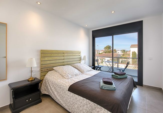Villa à Empuriabrava - TER SUPERBE VILLA CANAL TER, PISCINE ,AMARRE,PARKING,WIFI Villa à Empuriabrava - TER SUPERBE VILLA CANAL TER, PISCINE ,AMARRE,PARKING,WIFI