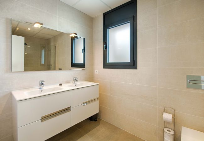 Villa à Empuriabrava - TER SUPERBE VILLA CANAL TER, PISCINE ,AMARRE,PARKING,WIFI Villa à Empuriabrava - TER SUPERBE VILLA CANAL TER, PISCINE ,AMARRE,PARKING,WIFI
