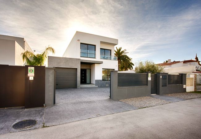 Villa à Empuriabrava - TER SUPERBE VILLA CANAL TER, PISCINE ,AMARRE,PARKING,WIFI Villa à Empuriabrava - TER SUPERBE VILLA CANAL TER, PISCINE ,AMARRE,PARKING,WIFI