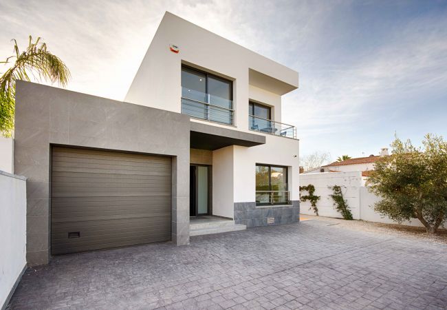 Villa à Empuriabrava - TER SUPERBE VILLA CANAL TER, PISCINE ,AMARRE,PARKING,WIFI Villa à Empuriabrava - TER SUPERBE VILLA CANAL TER, PISCINE ,AMARRE,PARKING,WIFI