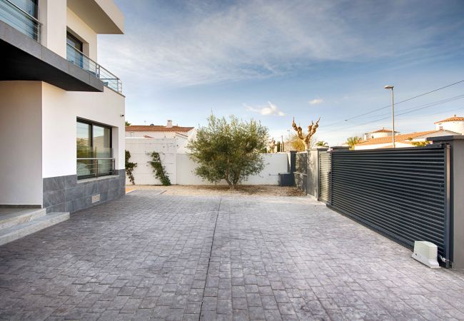 Villa à Empuriabrava - TER SUPERBE VILLA CANAL TER, PISCINE ,AMARRE,PARKING,WIFI Villa à Empuriabrava - TER SUPERBE VILLA CANAL TER, PISCINE ,AMARRE,PARKING,WIFI