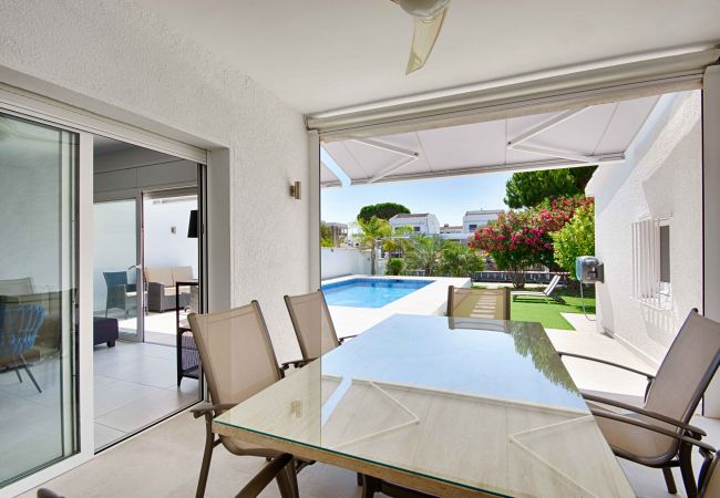 Villa à Empuriabrava - FALCONERA MAGNIFIQUE VILLA CANAL ,3CH, PISCINE,AMARRE,WIFI,PARKING