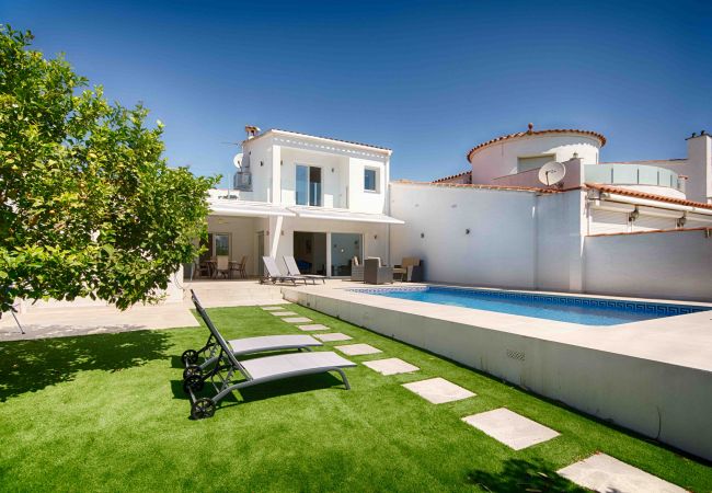 Villa à Empuriabrava - FALCONERA MAGNIFIQUE VILLA CANAL ,3CH, PISCINE,AMARRE,WIFI,PARKING