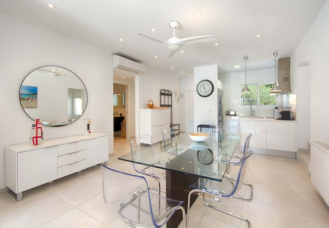 Villa à Empuriabrava - FALCONERA MAGNIFIQUE VILLA CANAL ,3CH, PISCINE,AMARRE,WIFI,PARKING Villa à Empuriabrava - FALCONERA MAGNIFIQUE VILLA CANAL ,3CH, PISCINE,AMARRE,WIFI,PARKING