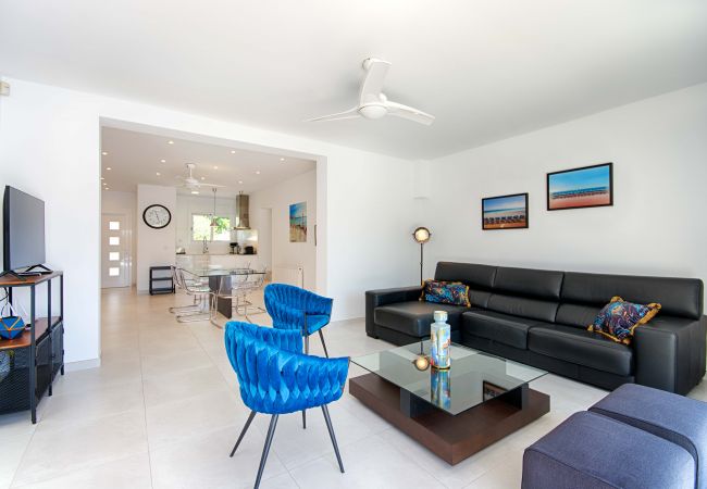 Villa à Empuriabrava - FALCONERA MAGNIFIQUE VILLA CANAL ,3CH, PISCINE,AMARRE,WIFI,PARKING Villa à Empuriabrava - FALCONERA MAGNIFIQUE VILLA CANAL ,3CH, PISCINE,AMARRE,WIFI,PARKING