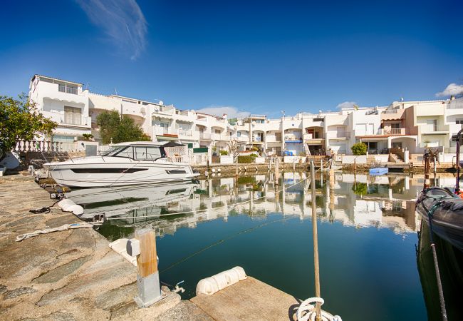 Villa à Empuriabrava - VILLA PORT DEL SOL 3CH, WIFI, PARKING , AMARRE Villa à Empuriabrava - VILLA PORT DEL SOL 3CH, WIFI, PARKING , AMARRE