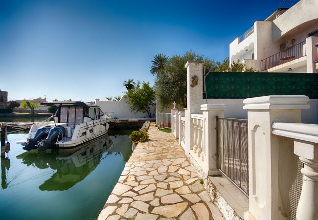 Villa à Empuriabrava - VILLA PORT DEL SOL 3CH, WIFI, PARKING , AMARRE Villa à Empuriabrava - VILLA PORT DEL SOL 3CH, WIFI, PARKING , AMARRE